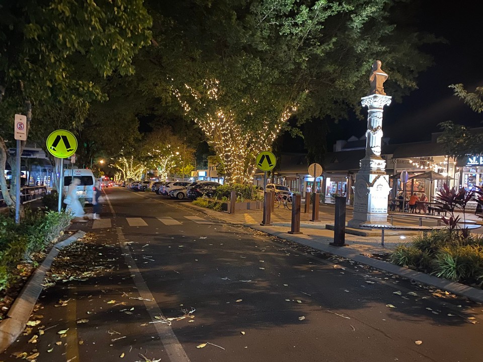 Australien - Port Douglas - Port Douglas ist eine australische Kleinstadt mit vielen Geschäften und Pubs. Da haben wir uns noch etwas in das Getümmel gestürzt und sind in einen Pub mit Livemusik hängengeblieben. Jetzt ist aber Schluss und wir gehen schlafen damit wir morgen wieder fit sind.