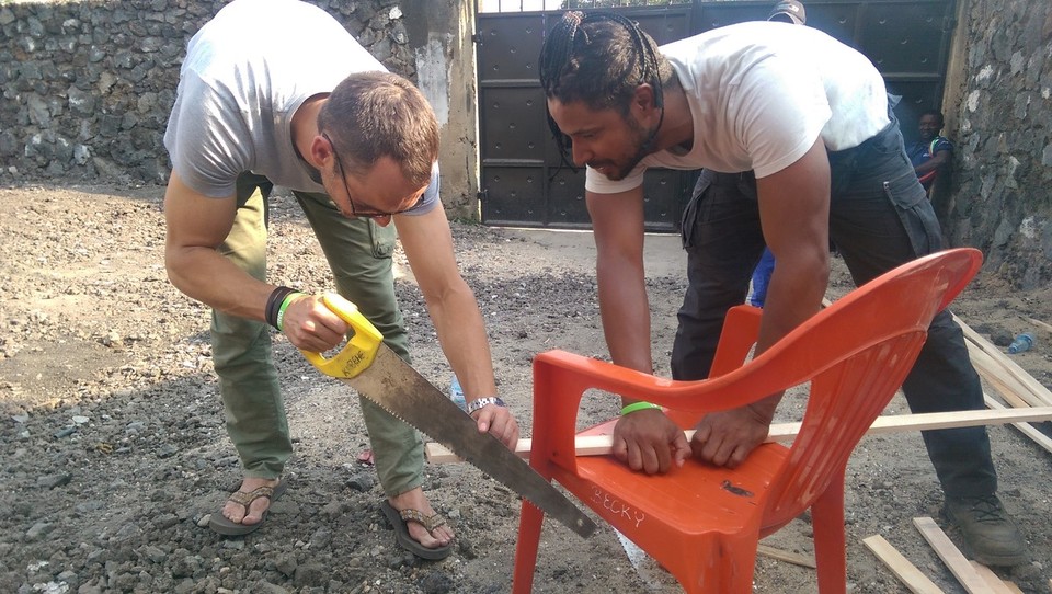Ruanda - Kigali - Hier haben wir unter der Anleitung von unserer Teamleiterin Susan die Schultafeln gebaut. Ohne Sie wären wir gescheitert....
