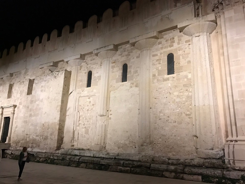 Italien - Syrakus - Ortigia - An der Seite des Doms Santa Maria delle Colonne sind die Säulen des alten griechischen Tempels der Athene zu sehen.