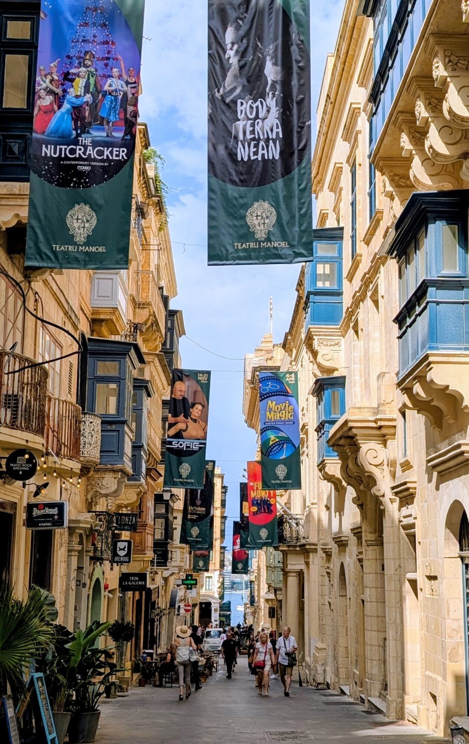 Malta - Valletta - Die Werbeplakate machen die Gasse noch bunter.