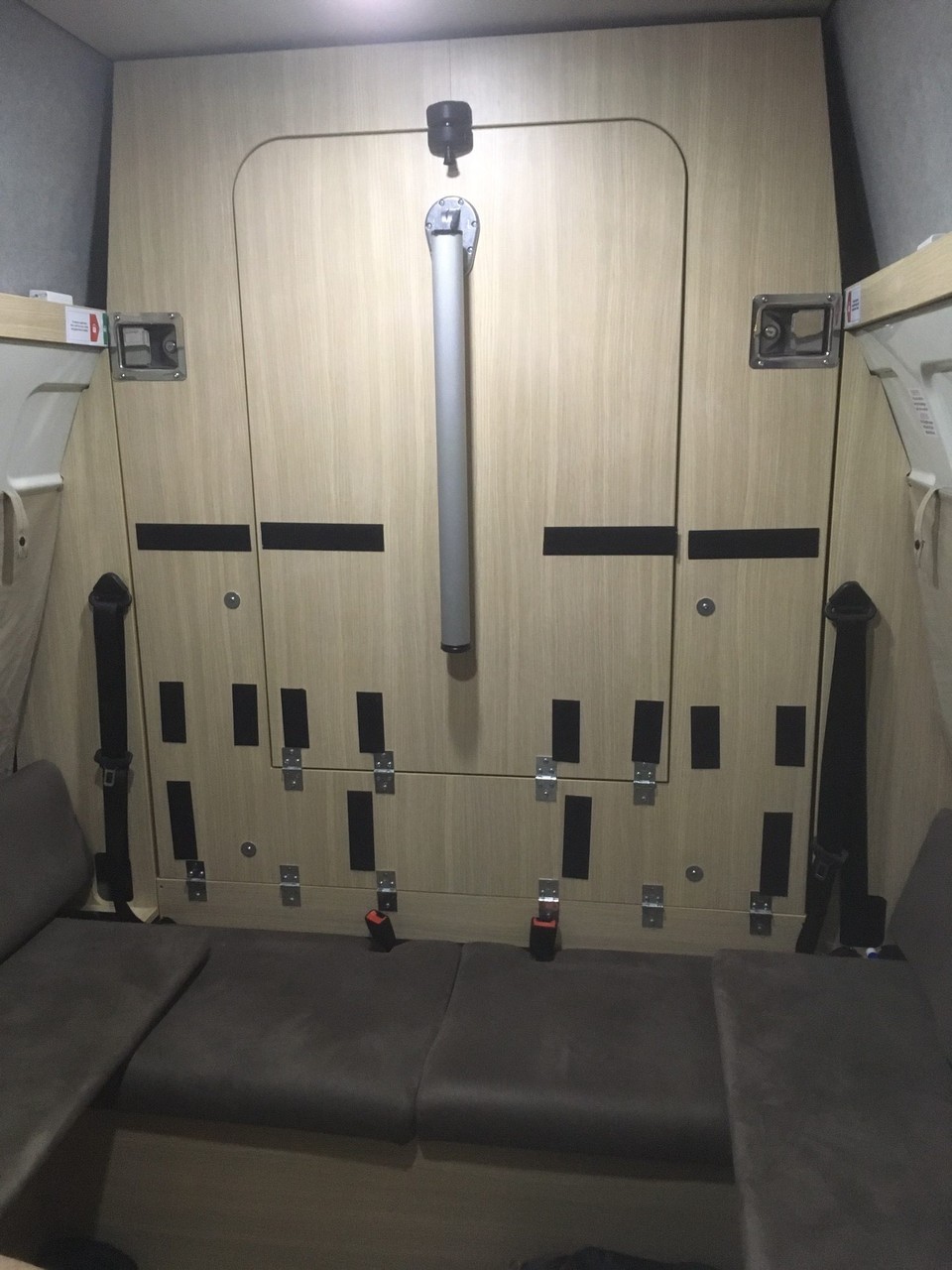 Neuseeland - Harewood - Damit das Bett benützt werden kann, müssen die Kissen abmontiert werden.