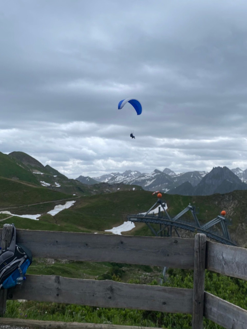 Deutschland - Oberstdorf - Drachenflieger vom Nebelhorn, es ist kein Wetter zu schlecht für einen Segler!