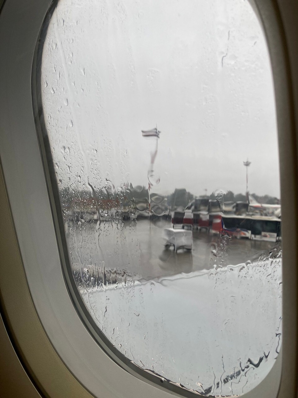 Indien - Neu-Delhi - Knapp 1 1/2 Stunden später geht es dann doch noch los