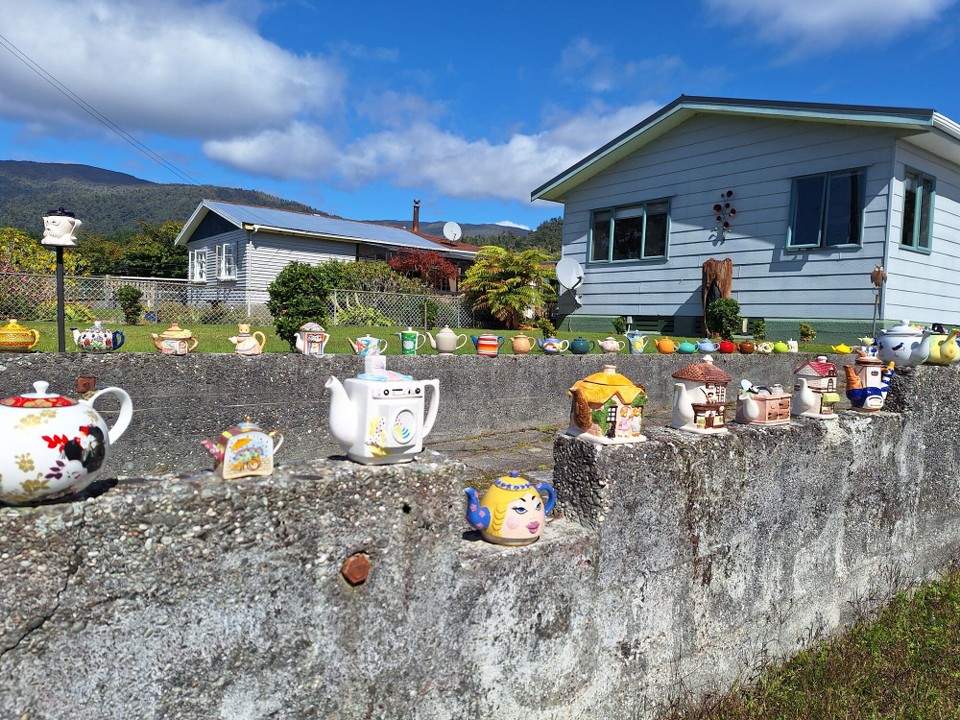 Neuseeland - Ross - So viele Teekannen