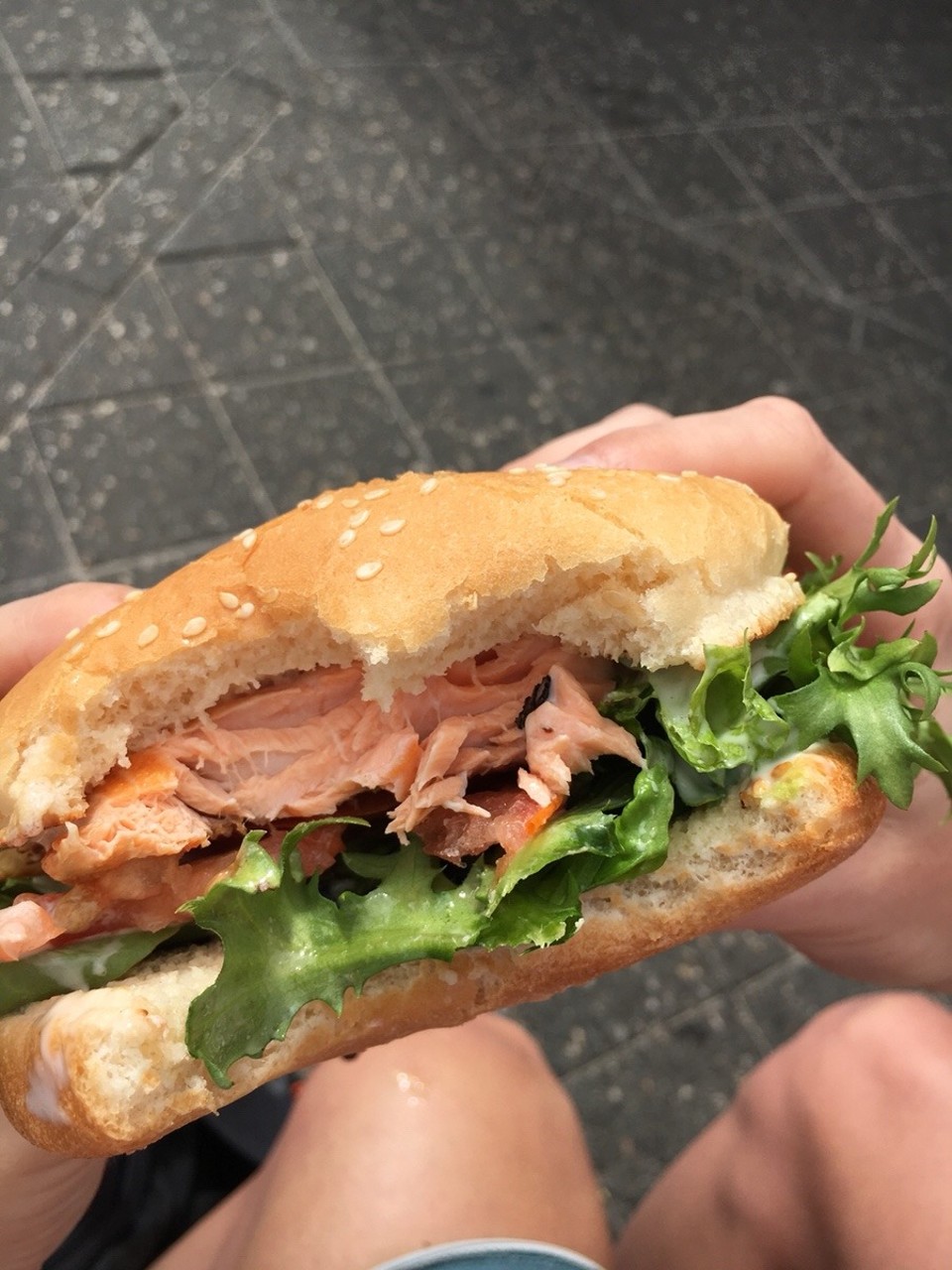 Australien - Bondi Beach - Best Salmon Burger ever from Bondi Seafood Surf 