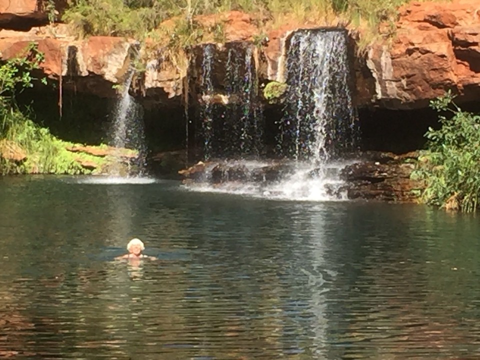 Australien -  - Morgendliches Bad im Wasserfall