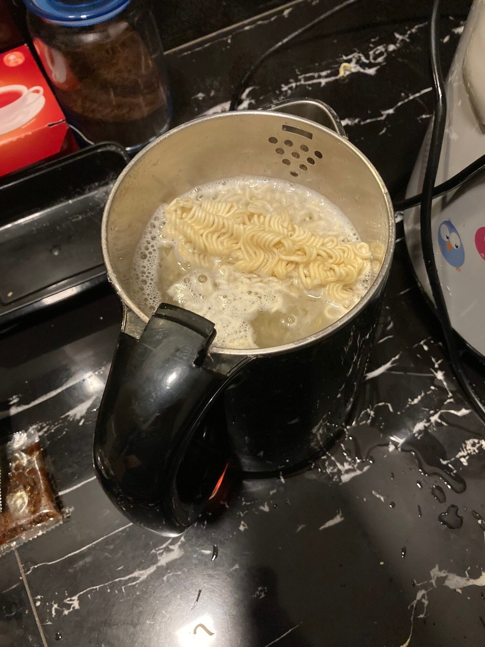 Indonesien - West Jakarta - Die Nudeln werden hier im Wasserkocher gekocht 🫣😅