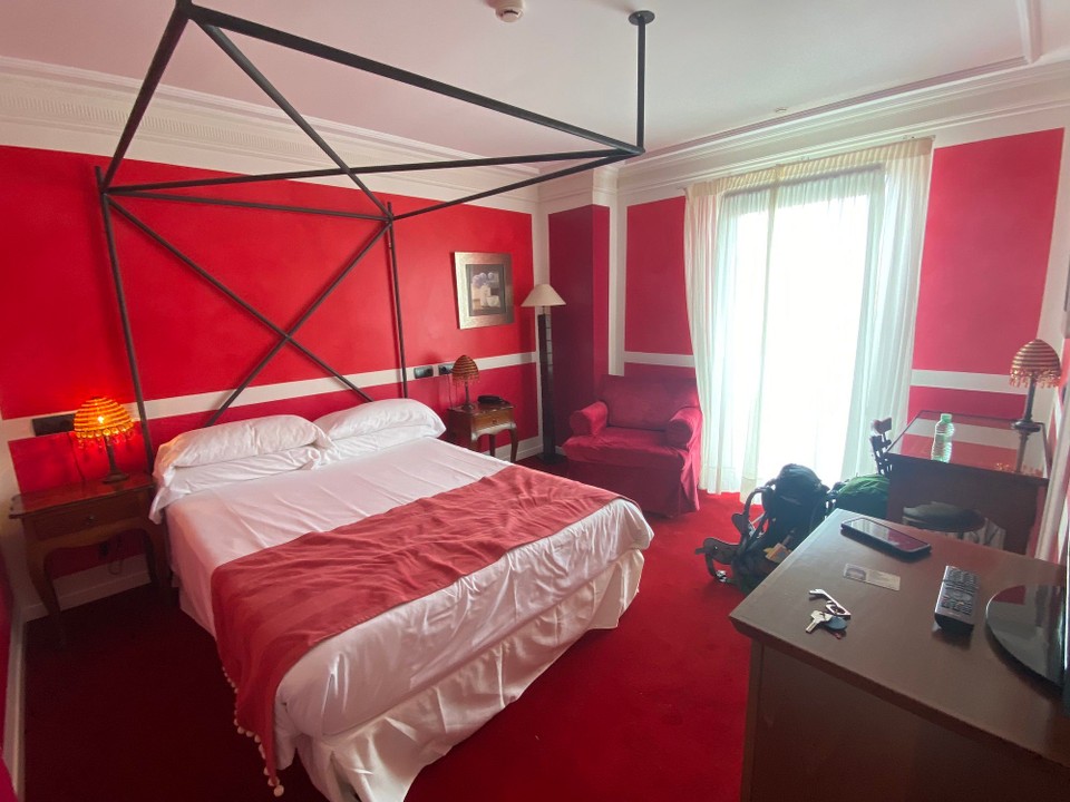 Spanien - Comillas - Cool, ganz in rot