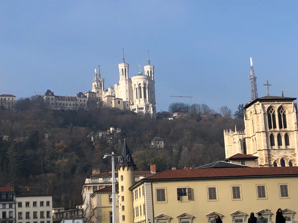 Frankreich - Lyon - Lyon wird auch das kleine Paris genannt. Nicht nur die alten Gebäude ähneln Paris, die Kirche ähnelt der Sacre Coeur und der Fernsehturm ist im Eiffelturmstil.