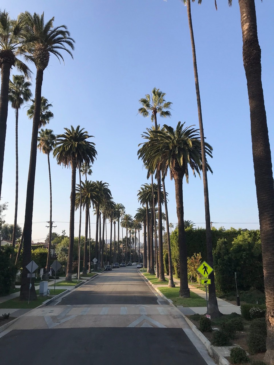 Vereinigte Staaten - Los Angeles - LA ist nicht eine riesige Stadt. Die gesamte Stadt ist in viele Wohnsiedlungen unterteilt. Da die Bewohner nicht gerne weite Strecken fahren, gibt es in jeder Nachbarschaft Geschäfte, Restaurants, alles was ein Dorf braucht. So wählt ein Neuzukömmling sein Wohngegend nach seinen Bedürfnissen aus.
