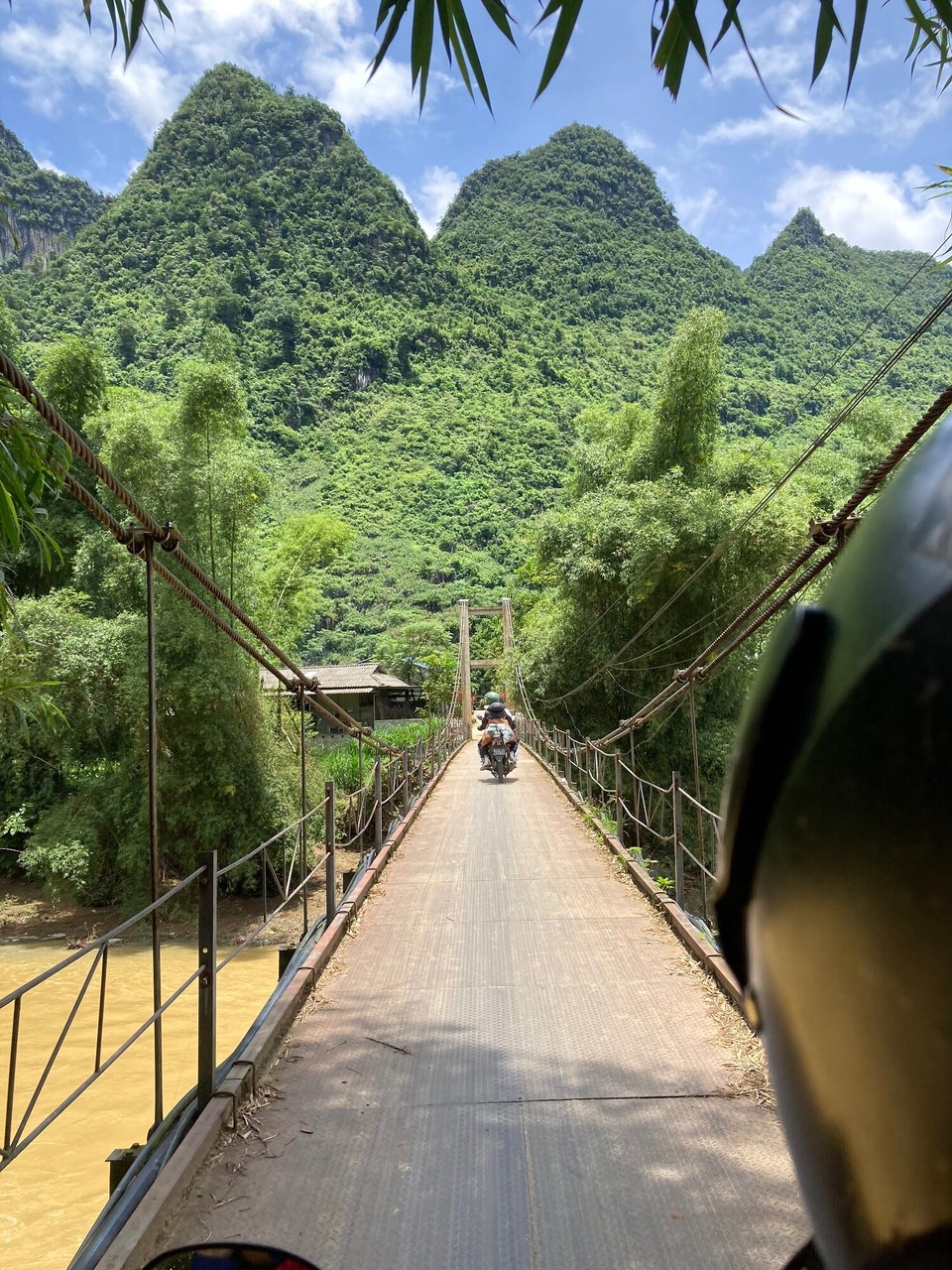 Vietnam - Quan Ba - In Cho Kem schauen wir uns eine Hanfweberei an, nur noch über die Brücke 😅