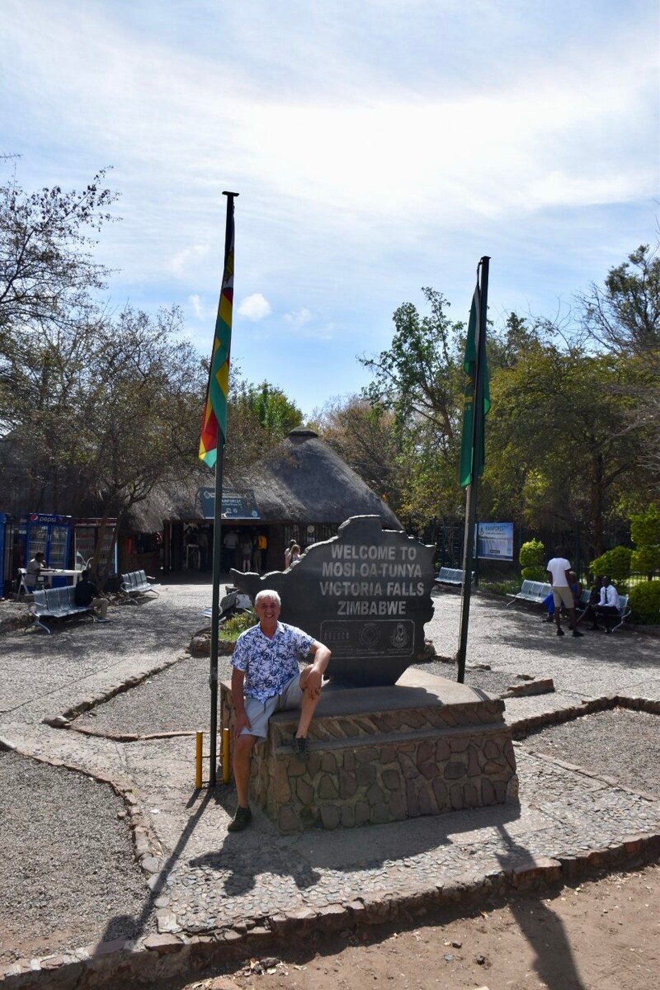 Simbabwe -  - Die Victoria Falls sind die größten (breitesten) Wasserfälle der Erde. Auf einer Breite von fast 1.708 m stürzen die mächtigen Wassermassen des Sambesi 108 m in die Tiefe. Warum dies jetzt die größten sein sollen wird mir nicht ganz klar, denn die Iguazú-Wasserfälle sind 2.700 Meter breit.