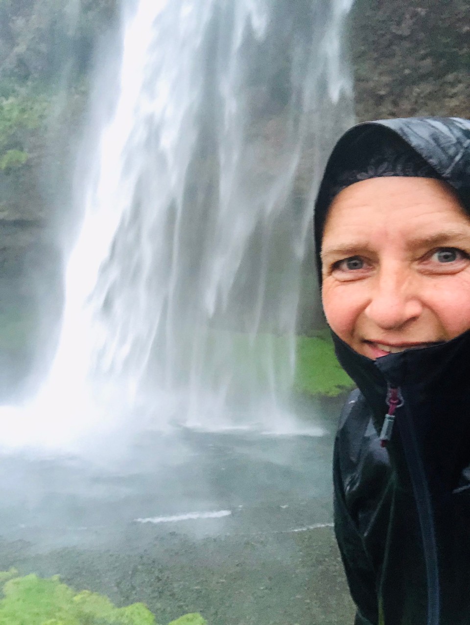 Island - Rangárþing eystra - Und klar: Ein Seljalandsfoss Selfie muss heute sein…