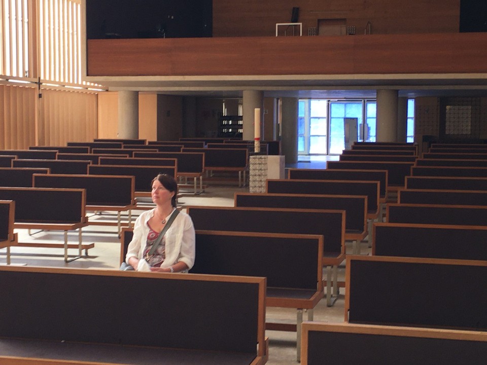 Deutschland - München - Eine Besucherin in der Herz ♥️ Jesu Kirche