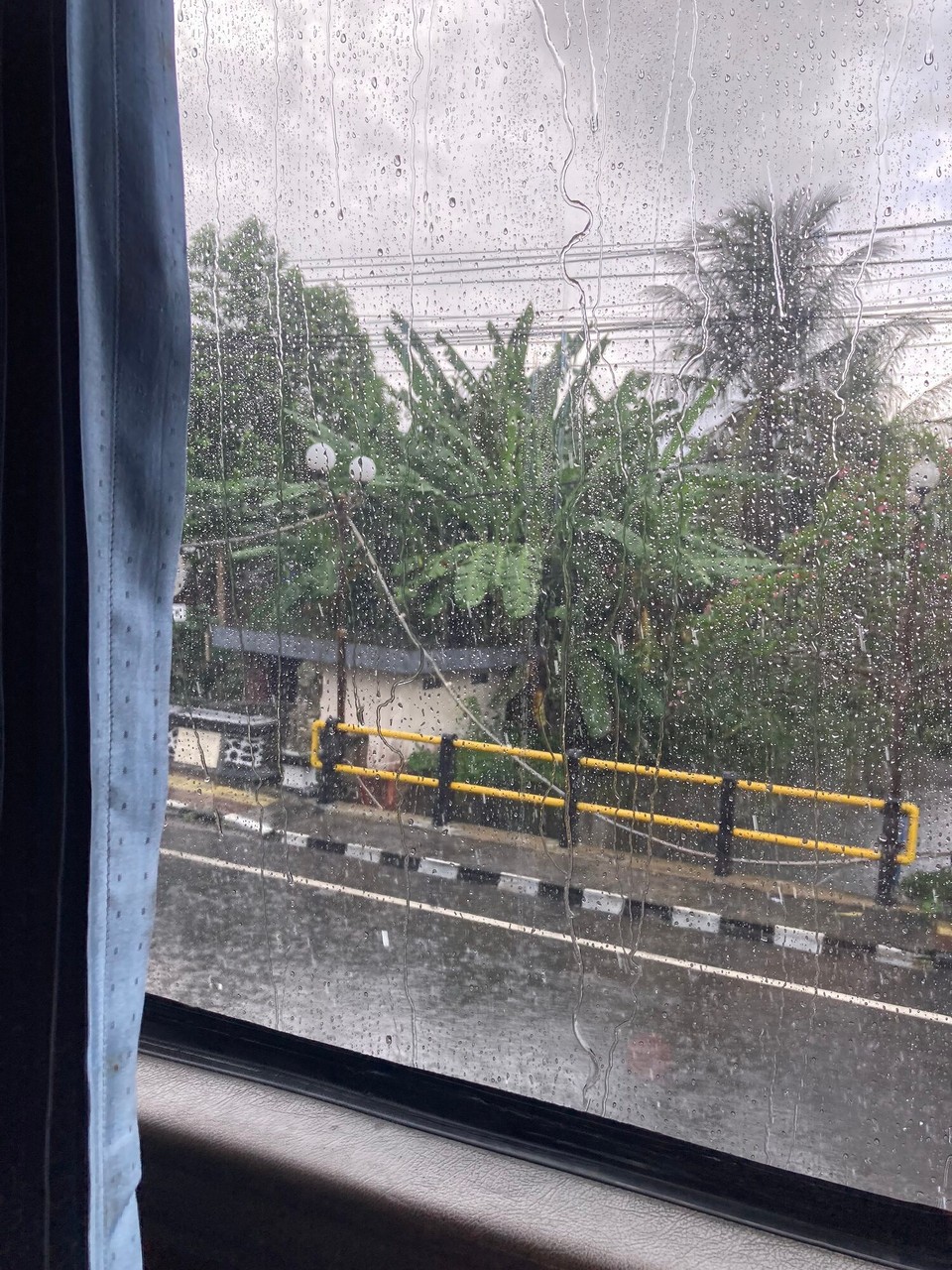 Indonesien - Banyuwangi - Bei dem Wetter sitz ich doch gern im Bus 😅