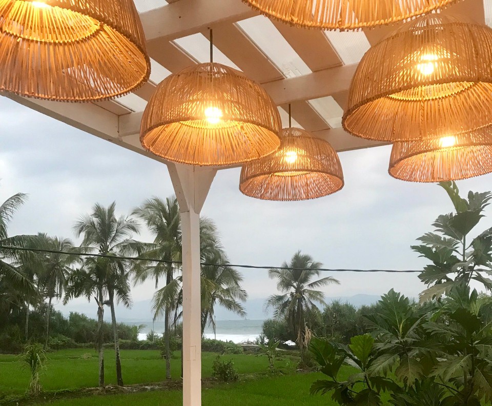 Indonesien - Sukabumi - Unter diesen Lampen...das beste Essen seit Jahren!