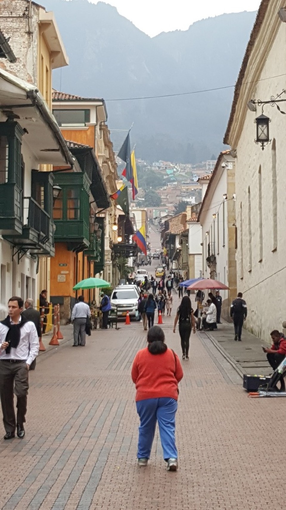 Kolumbien - Bogotá - Den Rest des Tages bin ich einfach durch die Stadt geschlendert.  Ich fühle mich total am Amsterdam erinnert. Die Restaurants sind sehr schmal und lang. Innen viel verkleidet mit Holzstreben.