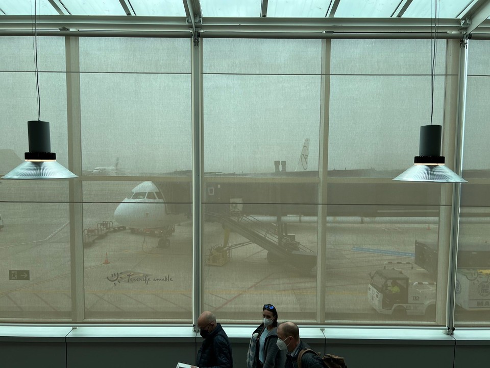 Spanien - Granadilla de Abona - Mit dem Flieger geht es dann zurück. Ohweh, die Leute, die da aussteigen (also aus Frankfurt kommen), sind teilweise ganz winterlich und mit dicken Jacken gekleidet.