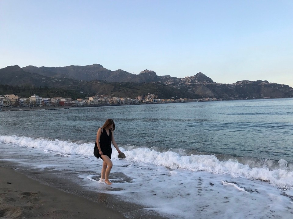 Italien - Giardini-Naxos - Der Strand von Giardini-Naxos ist ganz schön ... aber da geht noch was. Für den ersten Sprung ins Wasser war es dennoch fantastisch!