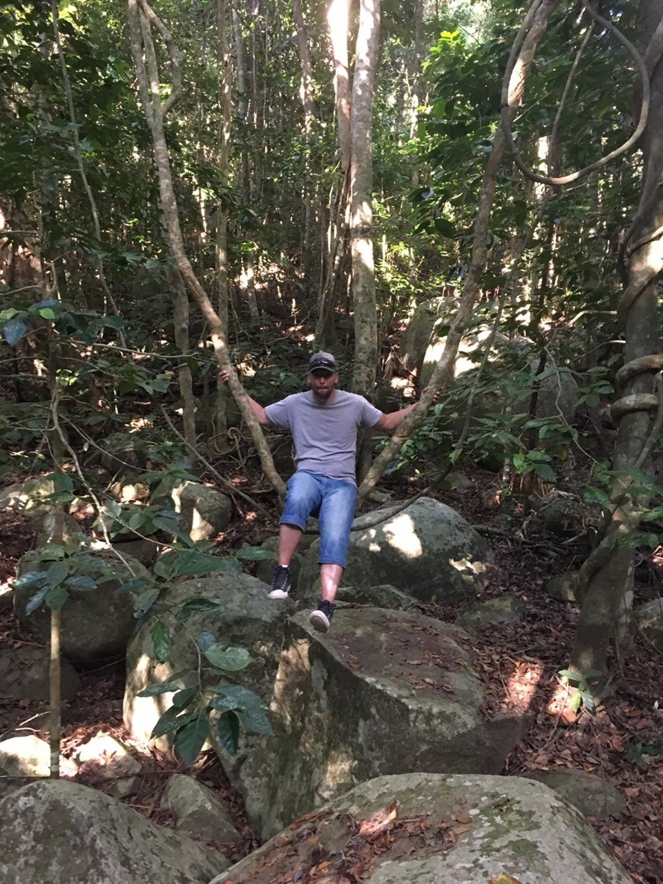 Ausztrália - Fitzroy Island - Csaba ugy dontott hintazik egy kicsit a lianokon ;)