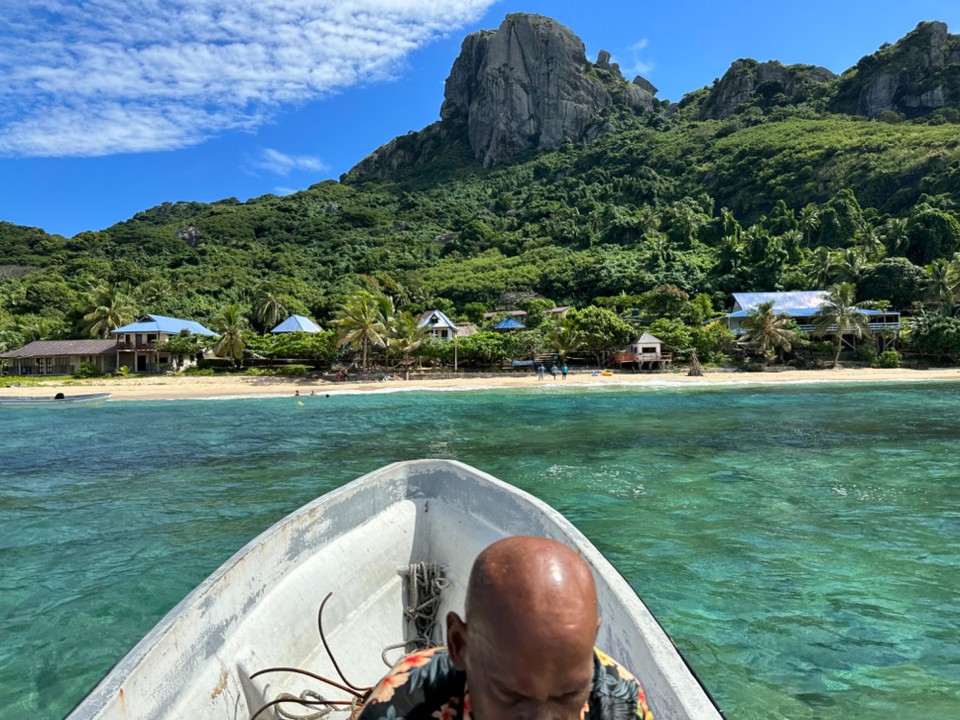 Fidschi - Yalobi - Mein erster Stopp ist Mayalailai Ecohaven Beach Resort. Das erreichen wir nach 2Std. bumpy Fahrt mit Wind, Wellen und einigen feuchten Brisen. Ich steige in ein kleines Motorboot das mich zum gebuchten Resort ca 1km bringt.
