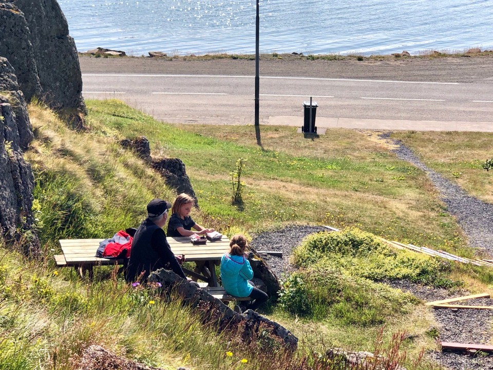 Island - Hólmavík - Kleines Mittagessen oder wohl eher ein zweites Frühstück... Ein wenig Gebäck gibt es...