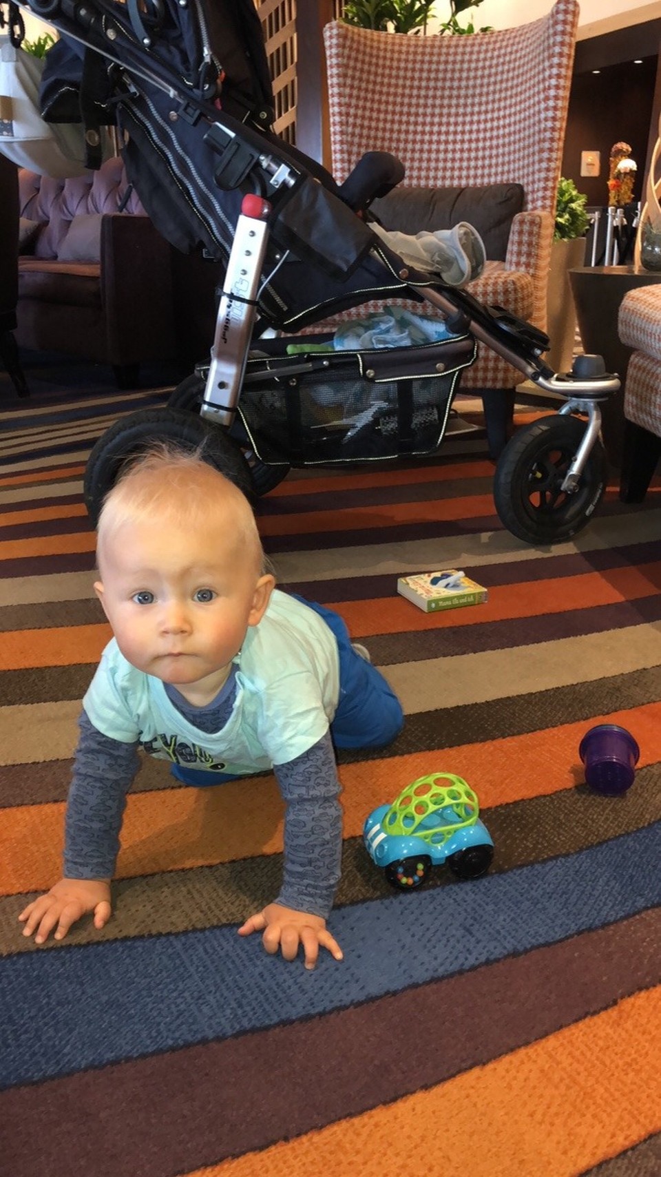 Vereinigte Staaten - Las Vegas - Morgens um sechs in der Lobby, Papa darf noch ne Stunde schlafen, morgen ist Mama dran. Die haben letzte Nacht die Uhr umgestellt, eigentlich ist es jetzt sieben. Das wussten meine Eltern nicht, dachten ich wäre noch früher wach als sonst 😜, aber meine innere Uhr stimmt. Um 7 Uhr gehts immer ab die Post.
