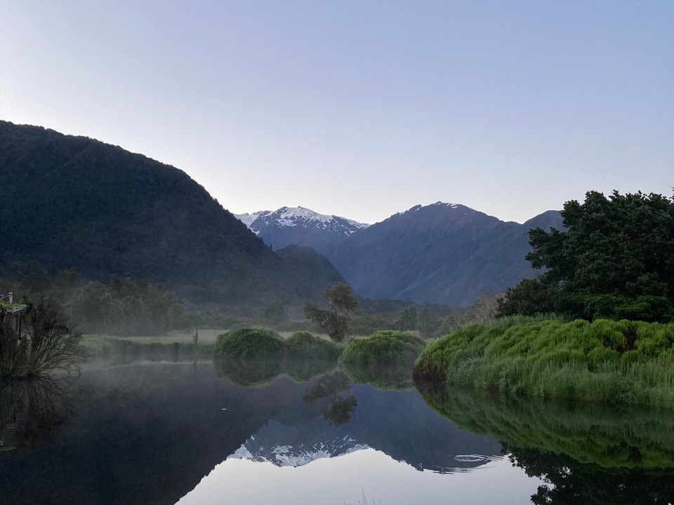 Neuseeland - Westland National Park - 5:15 Uhr - der Wecker klingelt. Blick aus dem Fenster? Wolkenlos, na dann raus aus den Federn und ab geht die Post 🥳