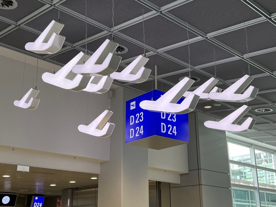 Deutschland - Frankfurt am Main - Noch in Deutschland. Warten am Gate.