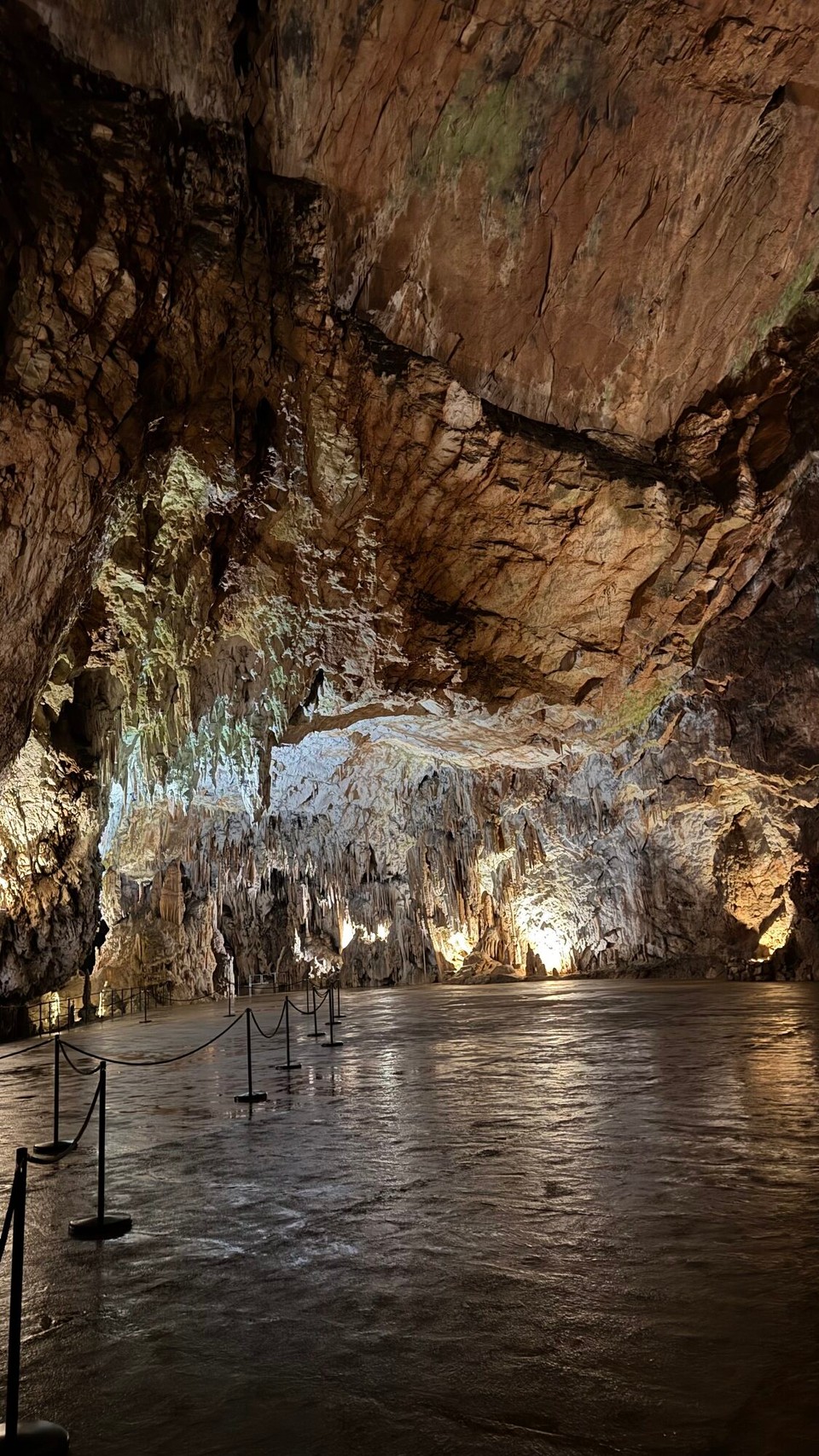 Kroatien - Rovinj - Die große Halle ist 40 Meter hoch, hier finden manchmal Konzerte statt, für die EM Bewerbung Kroatiens fand hier sogar mal ein Basketball Spiel statt.
Seid einigen Jahren wird sie auch als Weihnachtsmarkt genutzt.