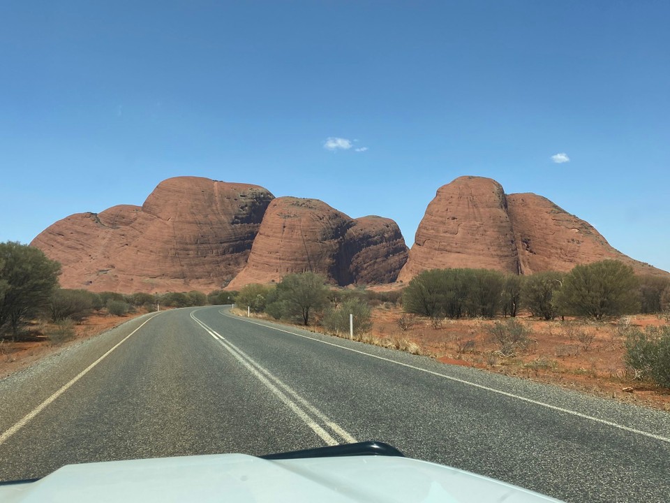Australien - Petermann - Zufahrt zu Kata Tjuta Nationalpark mit den Olgas

