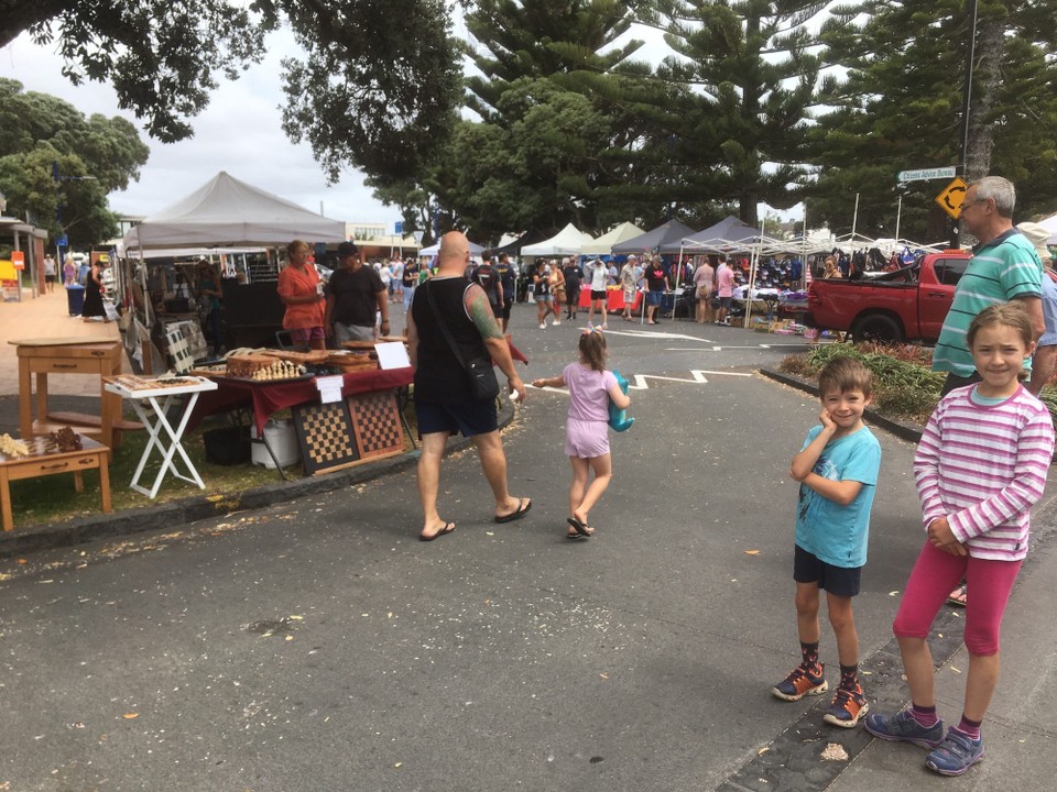 Neuseeland - Auckland - Ein kurzer Zwischenhalt in Orewa. Zufälligerweise ist heute Markt.