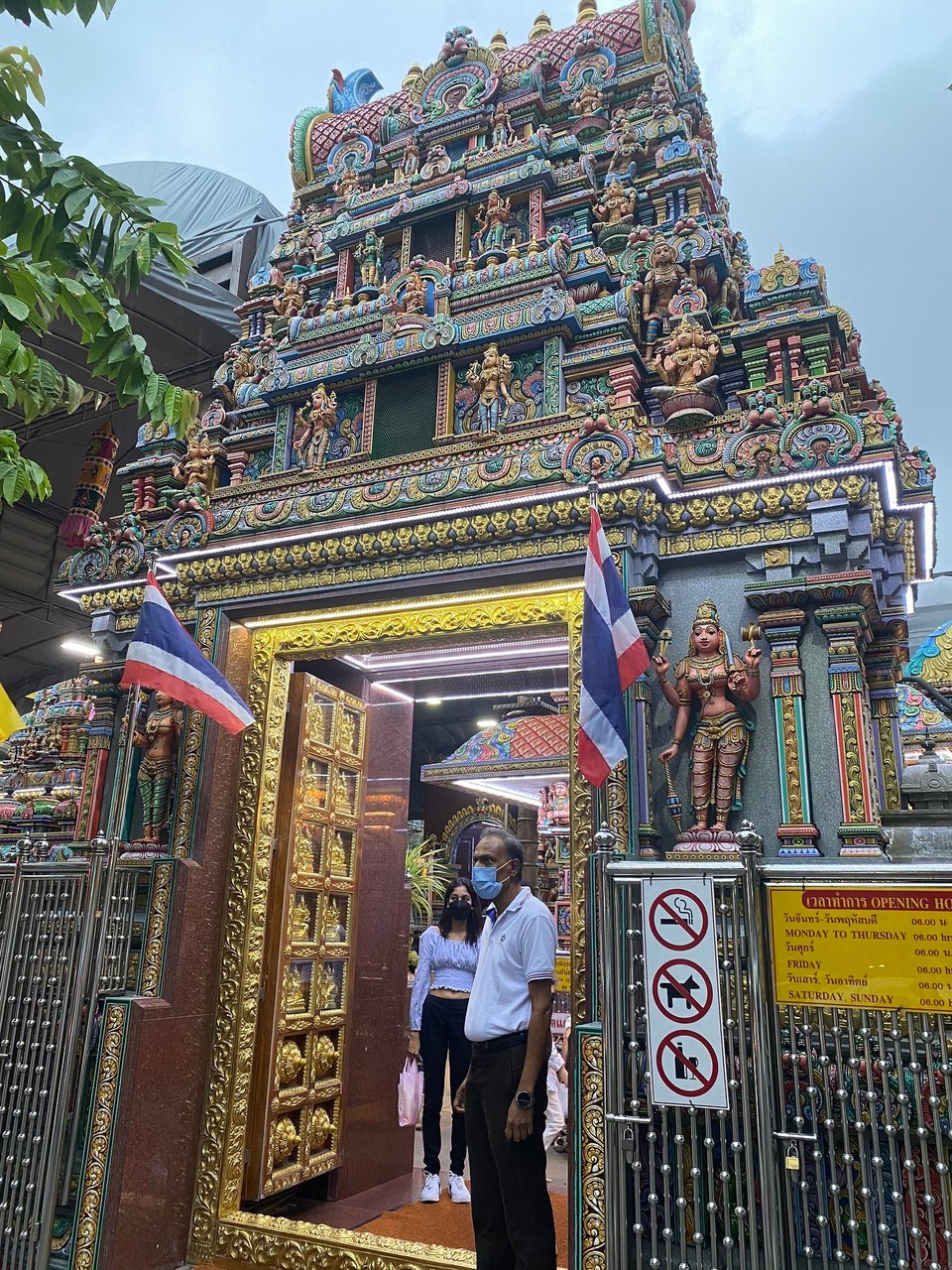 Thailand - Bangkok - Sri Maha Mariamman Tempel | วัดพระศรีมหาอุมาเทวี
Der Tempel in  Bangkok im Stadtteil Silom ist ein indischer Tempel, der von aus Indien stämmigen Thailändern genutzt wird. Er ist der Hindu Göttin Mariamman gewidmet. Sie ist die Göttin für Krankheit, Regen, Schutz und Barmherzigkeit