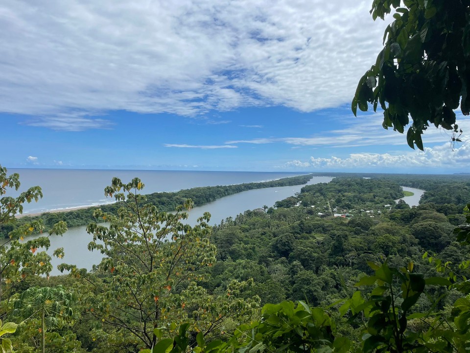 Costa Rica - Pococí - … um die Aussicht zu genießen: 

Links das karibische Meer 🌊, rechts die Kanäle 🚣 