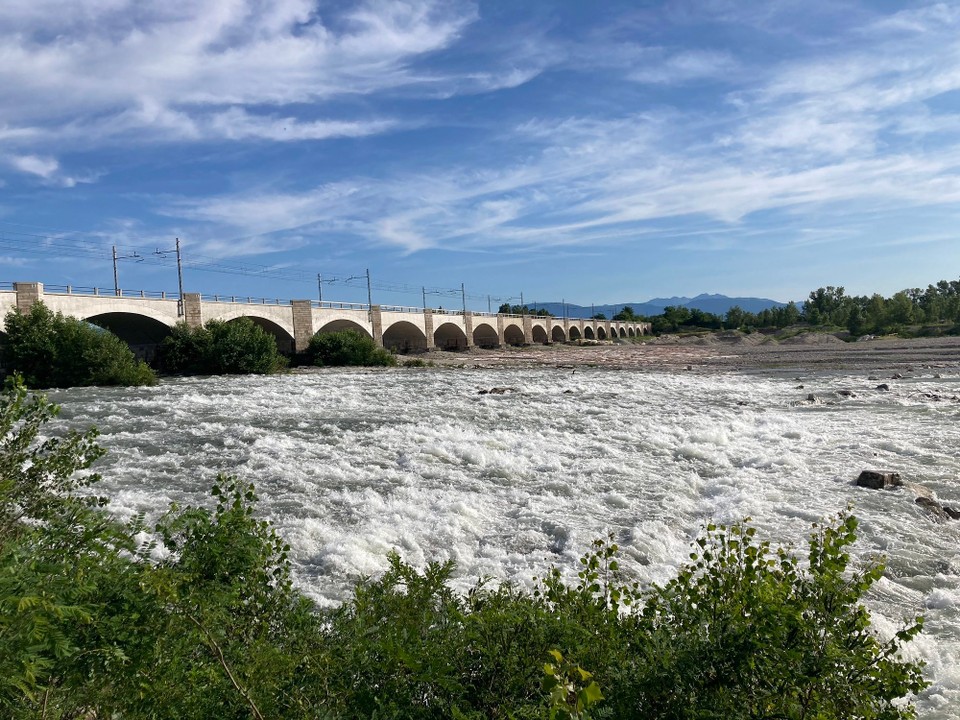 Italien - Breda di Piave - Der Piave hinter einer Eisenbahnbrücke 