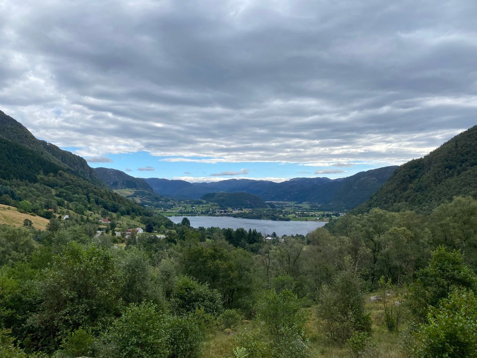 Norwegen - Tonstad - Seit langem fahren wir heute mal im Regen. In großen Touren geht es Weiter Abrichtung Fähre und so starten wir wieder sehr früh, gegen neun und wollen doch statt an der Küste entlang lieber durch die Berge. 