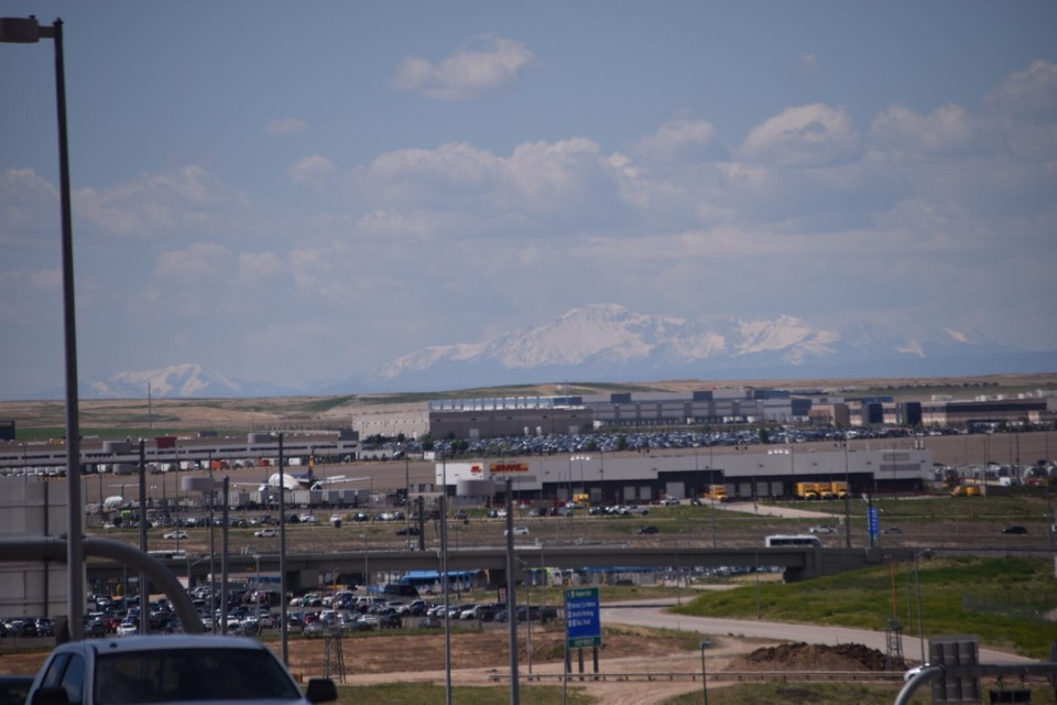 USA - Norfolk - Unser Hotel lag in einer Senke, in der Stadt waren immer Häuser dazwischen und kein Turm oder Hochhaus zu gucken zu finden, aber jetzt vor Abflug hatten wir nochmal volle Sicht auf die Schneebedeckten Rockies
