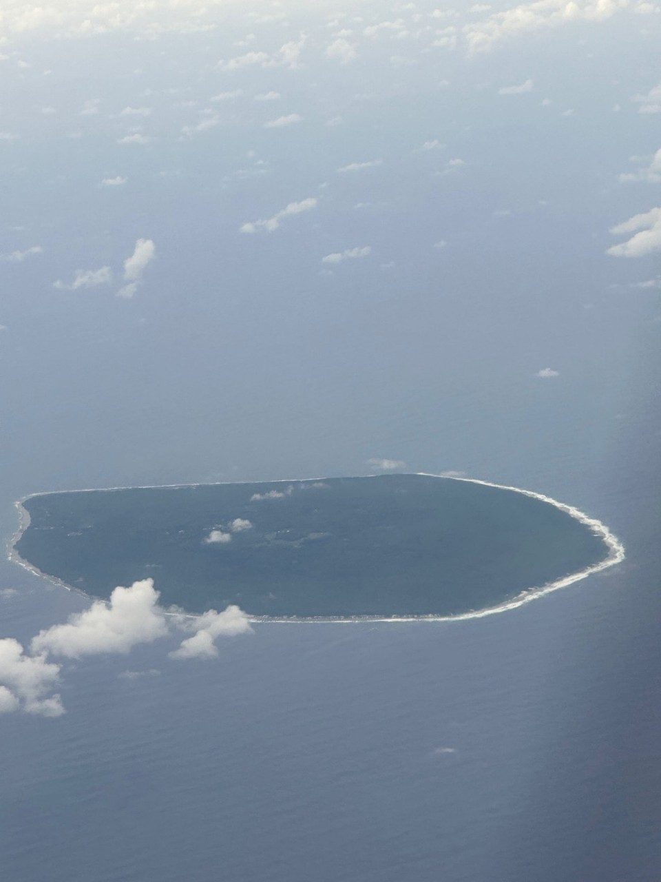 Französisch-Polynesien - Papeete - Auf dem 3 Stündigen Flug mit Propeller Maschine SAAB 340 ca 35 Personen  haben wir zufällig im weiten Pazifik dies Insel gefunden 