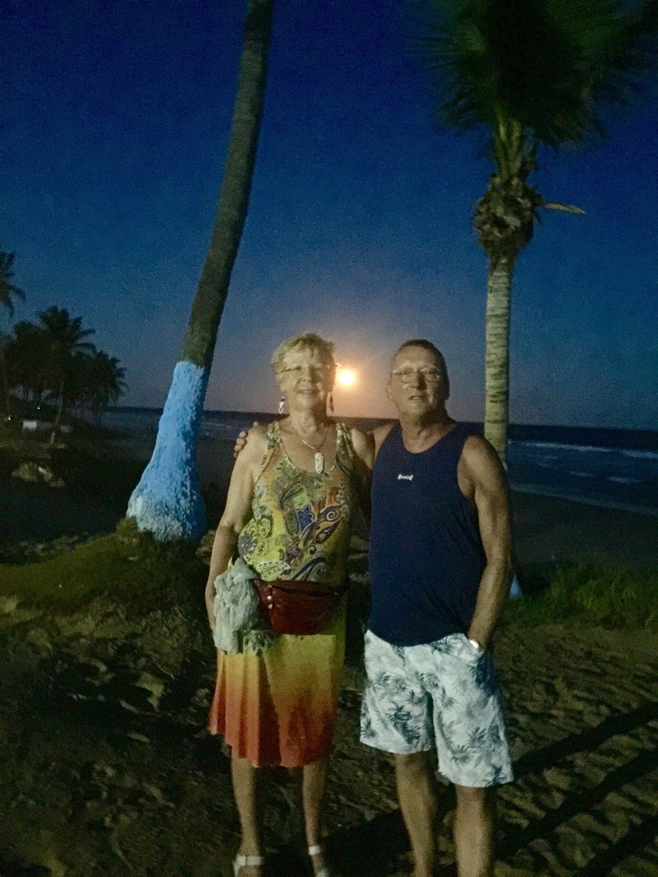 Brasilien - Salvador - Ist der Mond Vollmond geht gerade auf