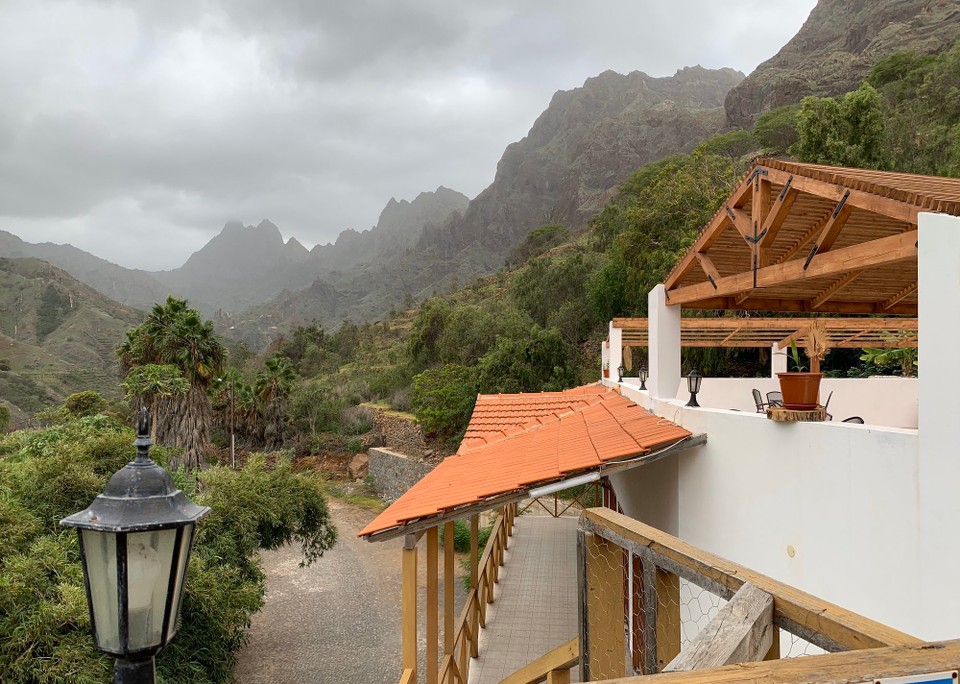 Cape Verde - unbekannt - L’endroit, situé dans un écrin de verdure, est entouré de montagnes. 