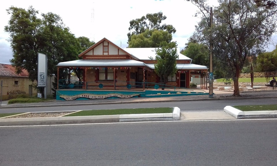 Australia - Taylorville - A colourful house in Waikerie.