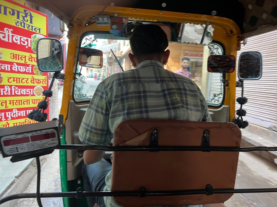 Indien - Jodhpur - Der TukTuk Driver fährt mich zu den weiter außerhalb der Straße gelegenen Sehenswürdigkeiten.