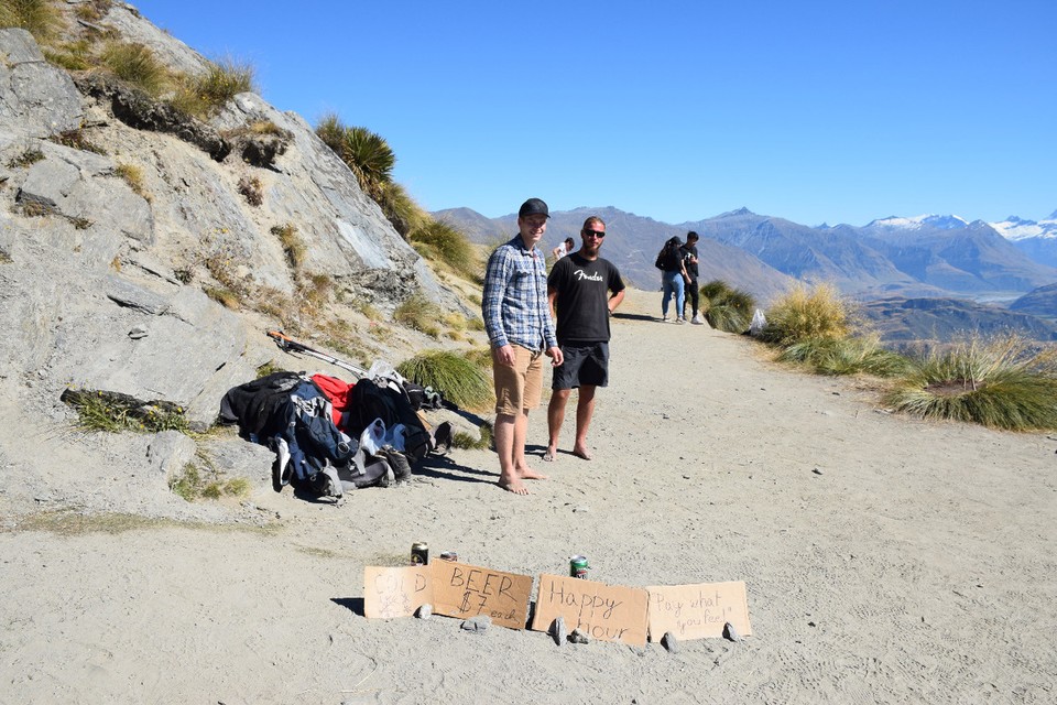 Neuseeland - Wanaka - Eine halbe Stunde vorm Gipfel gabs tatsächlich Bier! Zwei Jungs aus Tschechien haben mit Freunden gewettet, dass sie es schaffen, innerhalb von drei Tagen hier eine bestimmte Anzahl an Bier zu verkaufen - und haben gewonnen!