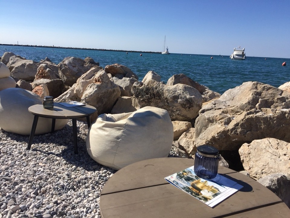 Kroatien - Novigrad - Restaurant Amore mit Sitzecke direkt am Meer👌