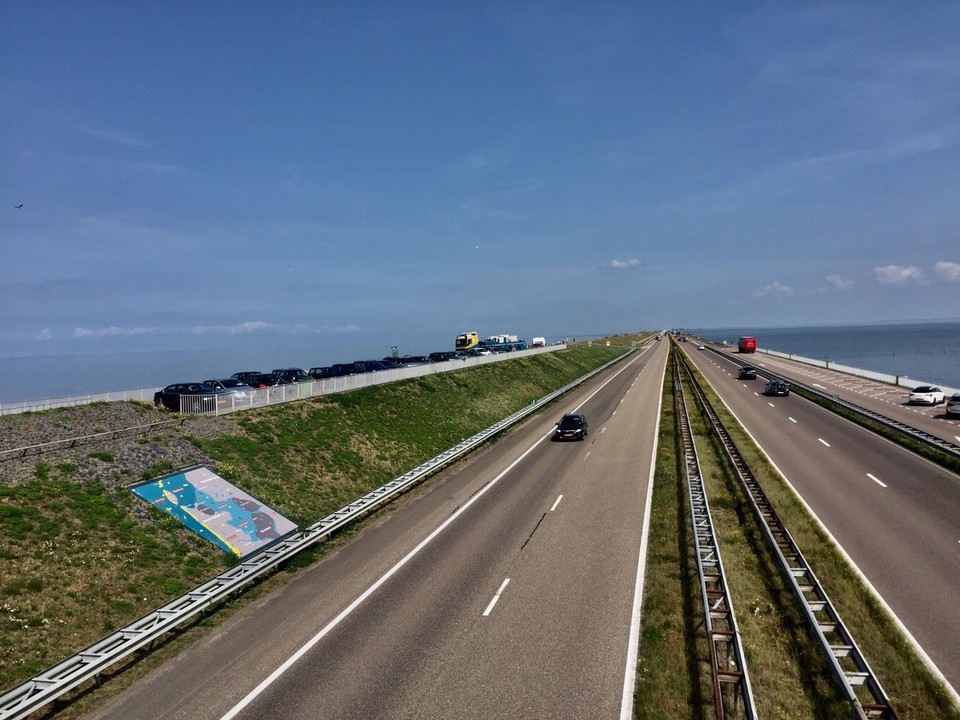  - Dokkum und  Schiermonnikoog  - Damm von Den Heldern nach Halingen. Rechts das Ijsselmeer links das Marker Meer. Dort Picknick in der Sonne....

Dokkum, ein süßes , nettes Städtchen...typisch 
Holländisch eben. Unser Hotel De Posthoorn ebenso! Auch hier war es das einzige mit nur noch 1 Zimmer für unsere gewünschte Zeit! Na ja,  außerdem noch Samstag/Sonntag....gut getroffen....gerne wieder...
!Am nächsten Morgen müssen wir früh aufstehen um die Fähre ab Lauwersson
