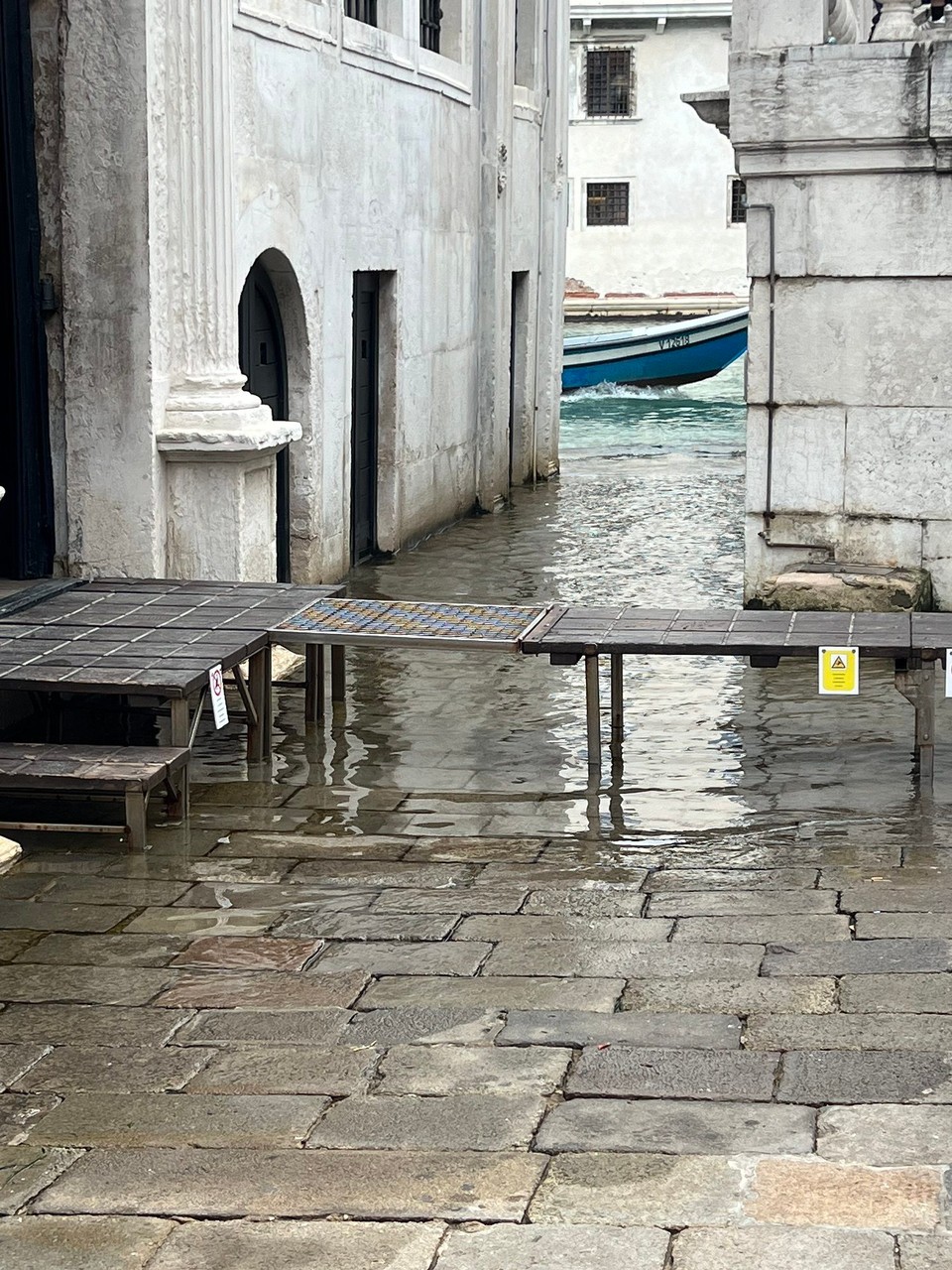Italien - Venedig - Das Wasser ist zwar schon ein wenig zurückgegangen, aber wenn es weiter so regnet wie gestern, ist hier tatsächlich schnell „Land unter“.