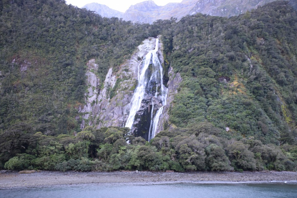 Neuseeland - Milford Sound - Bowen Falls - mit über 160 m der höchste Wasserfall im Milford Sound und die einzige Trinkwasser- und Stromquelle für das winzige hier gelegene Örtchen!