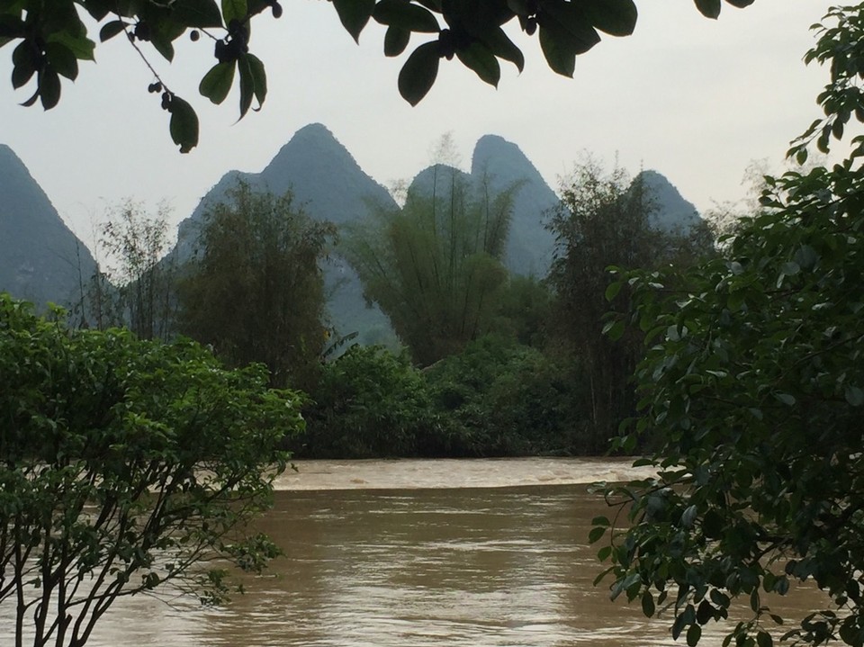 China - guilin - der starke regen zeigt nun seine früchte, die terrasse war letzte nacht überflutet!