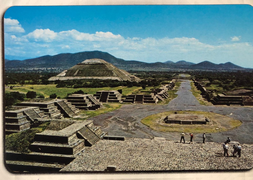 unbekannt - Yucatán - LaPlaza de la Luna
Square of the Moon
Dead Avenue de la Pyramid to the Sun