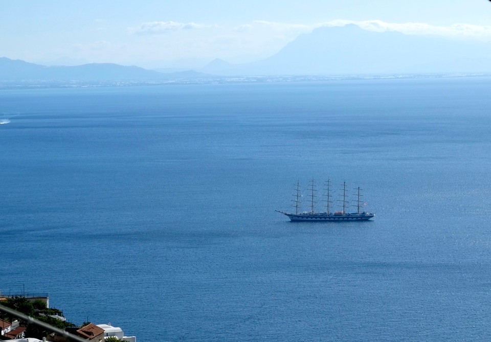 Italien - Vettica Minore - Die Royal Clipper liegt vor Amalfi. Das Luxuskreuzfahrtschiff ist eines der längsten Segelschiffe der Welt und der derzeit einzige Fünfmaster. Die berühmte Preussen war das Vorbild für dieses tolle Schiff. 